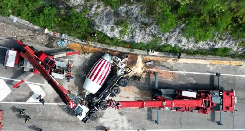 Caos traffico alla Rocchetta: betoniera si ribalta, complesso intervento per rimuoverla