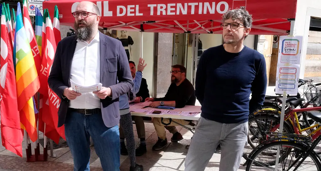 «Sì al lavoro stabile, di qualità e sicuro»: Cgil in piazza anche a Trento per la raccolta firme