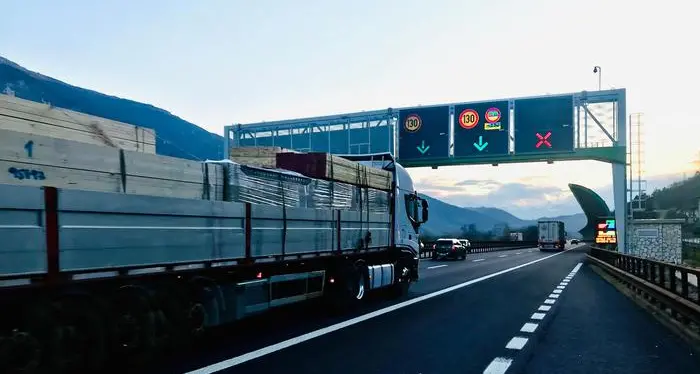 Tir al Brennero, la replica dell'Austria: «Più importante la salute. Ricorso di Roma alla Corte di Giustizia? Inutile, meglio cooperare»