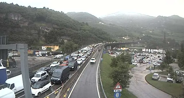 Pioggia e traffico intenso, code sulla Gardesana verso Trento