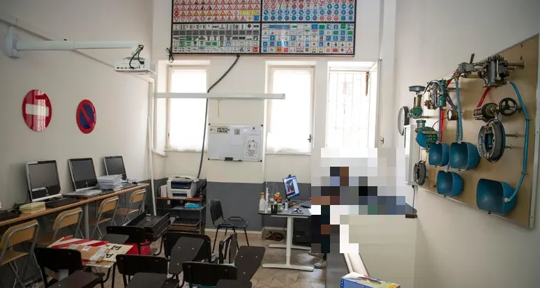 Trento, all'esame per la patente con auricolari e videocamera: giovane denunciato