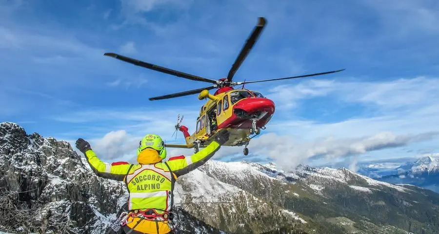 Tonale, scialpinista precipita per 400 metri: recuperato con l'elicottero