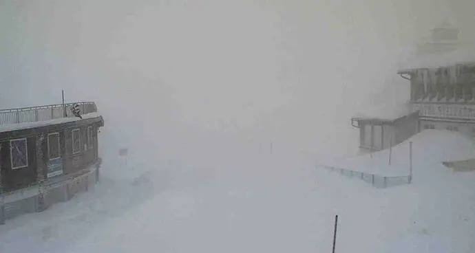 Sullo Stelvio intensa nevicata, ma il Giro d'Italia era già stato deviato