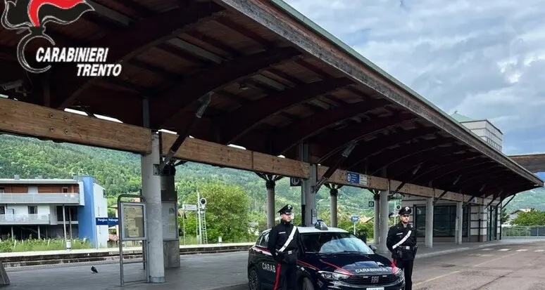 Caldonazzo, aggredisce una ragazza al lago per rubarle il telefonino: arrestato un diciassettenne