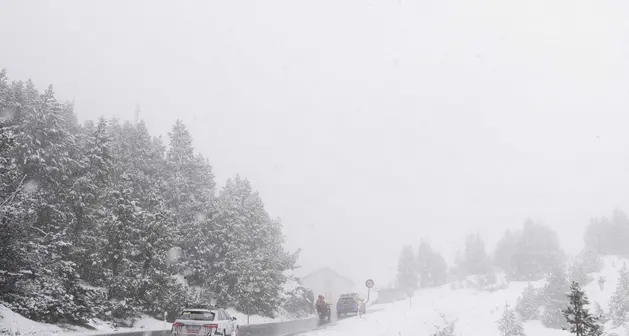 Giro di polemiche, neve e rifiuto dei ciclisti: si parte da Lasa verso la val Gardena