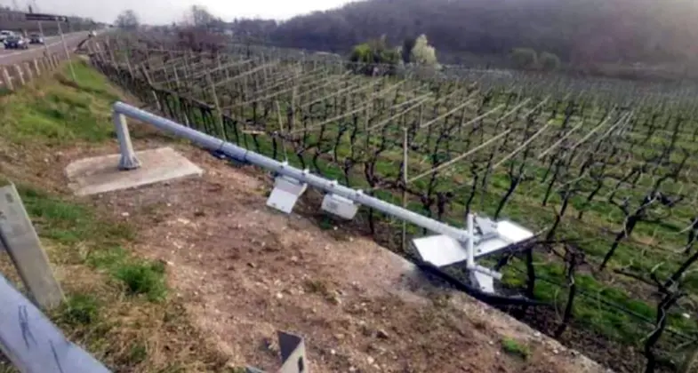 Non solo telecamere: a difendere l'autovelox di Isera, anche una gabbia d'acciaio, luci e sensori speciali