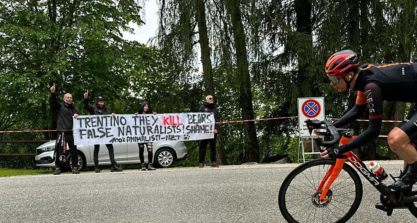 Giro, sui tornanti del Brocon spunta anche lo striscione sugli orsi