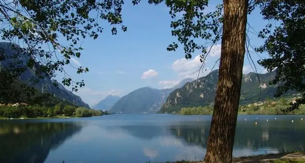 Precipita nel lago d'Idro con il parapendio: in ospedale un uomo di 59 anni