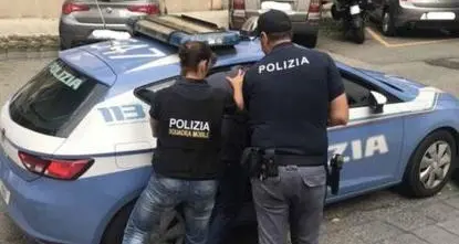 Trento, 29enne arrestato per maltrattamenti alla madre. Pochi giorni prima aveva aggredito due bariste