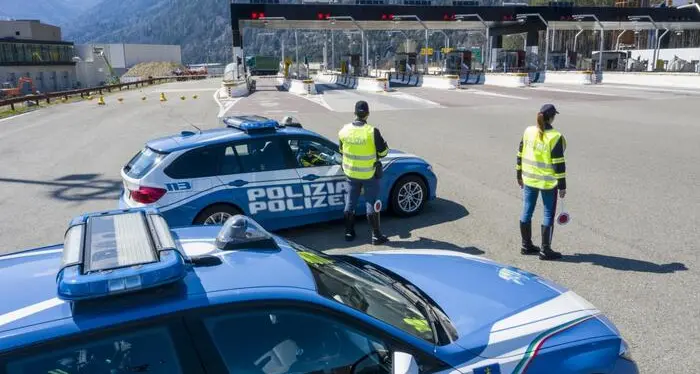 Autista con la patente falsa e pullman con revisione scaduta e anomalie ai freni