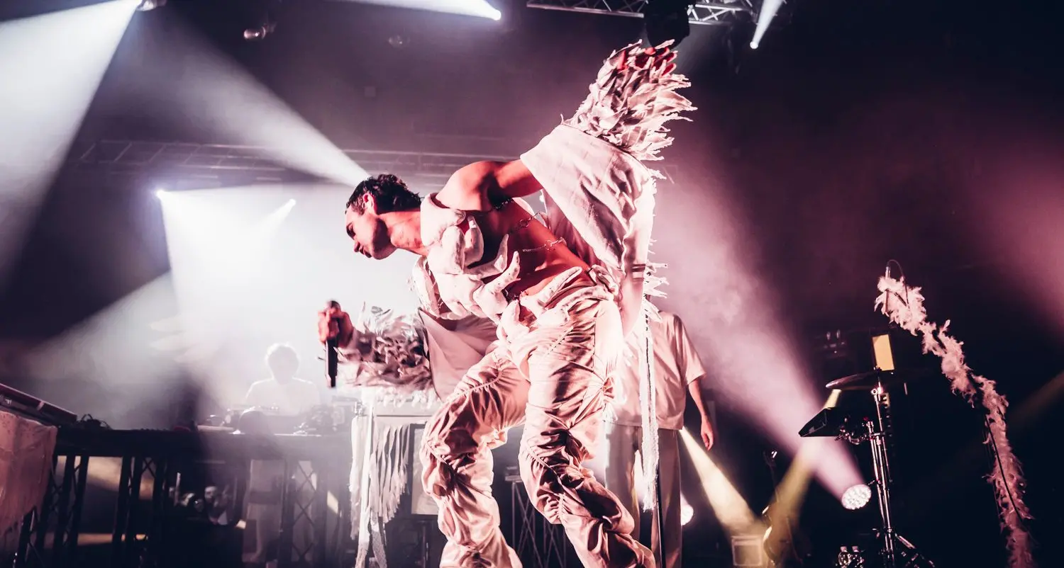 Cosmo: «I miei concerti sono un grande “rito pagano” collettivo, senza barriere e senza censure»