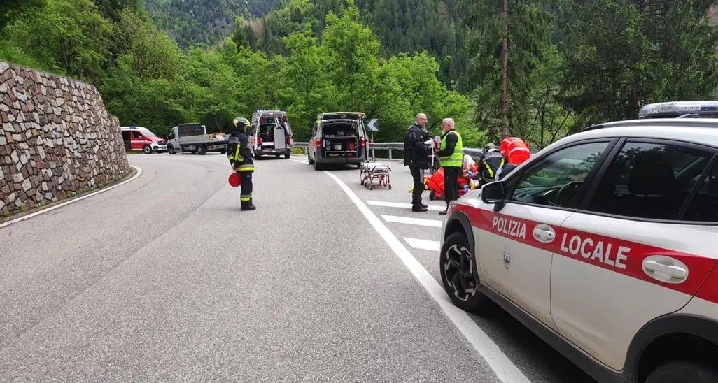 Primiero, scontro moto-furgone: un cinquantottenne ricoverato in codice rosso