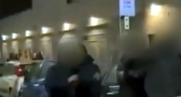 Tolsero la pistola a un vigile urbano a Milano, condannati i giovani altoatesini
