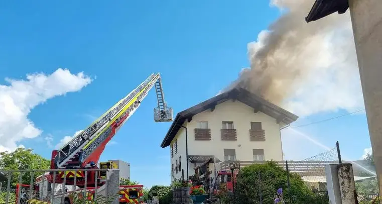 Tetto in fiamme a Baselga del Bondone, gran lavoro per i vigili del fuoco