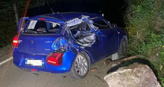 Storo, grande masso precipita e colpisce una vettura nella notte