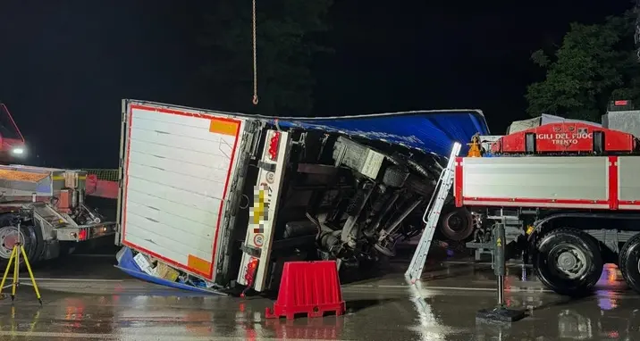 Trento, tir si ribalta sulla Valsugana: strada chiusa per oltre sei ore
