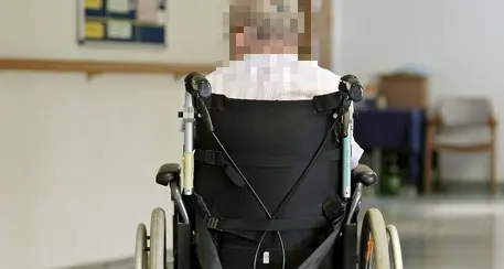 Sessantaduenne trentina denunciata per aver strappato una collana a un'anziana in carrozzina