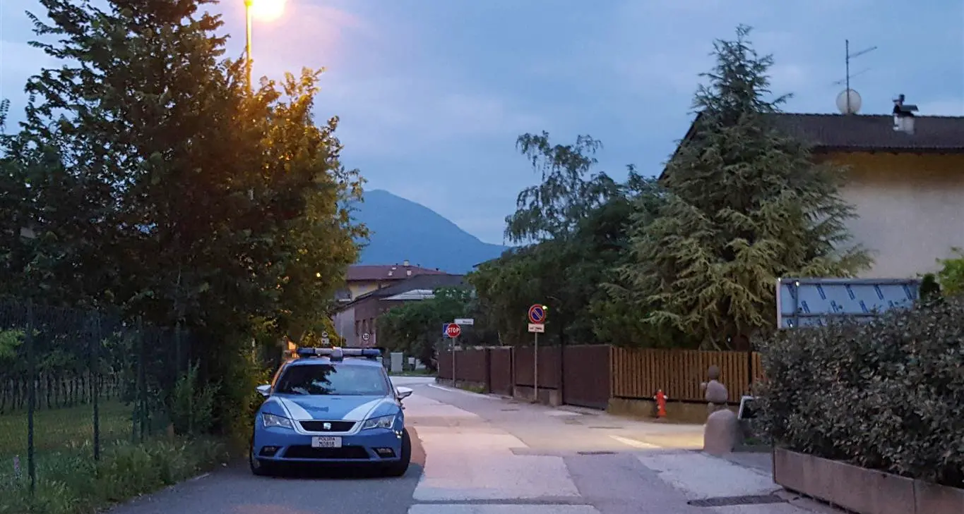La polizia denuncia un 47enne di Lavis: fermato per strada a Spini, si sospetta preparasse furti in serie