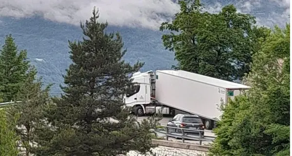 Tir tradito dal gps si incastra in curva sulla strada del Menador