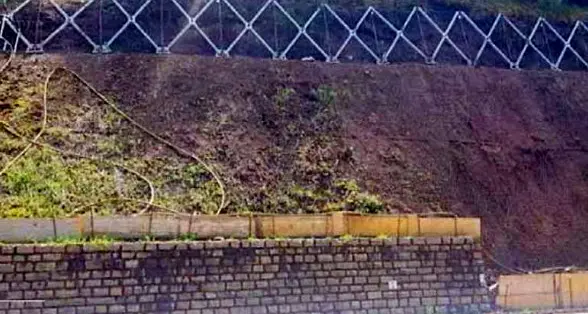 Operaio precipita da un muro a bordo strada: ricoverato al Santa Chiara