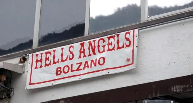 Aggressioni e minacce a un biker trentino: nei guai otto membri degli Hell's Angels e dei Booster