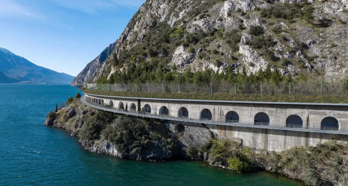 Ciclovia a sbalzo sul lago, tra i sindaci vince la contrarietà