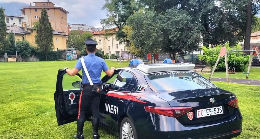 Carabinieri aggrediti alle Albere mentre fermano un sospetto ladro: identificate e denunciate 4 persone