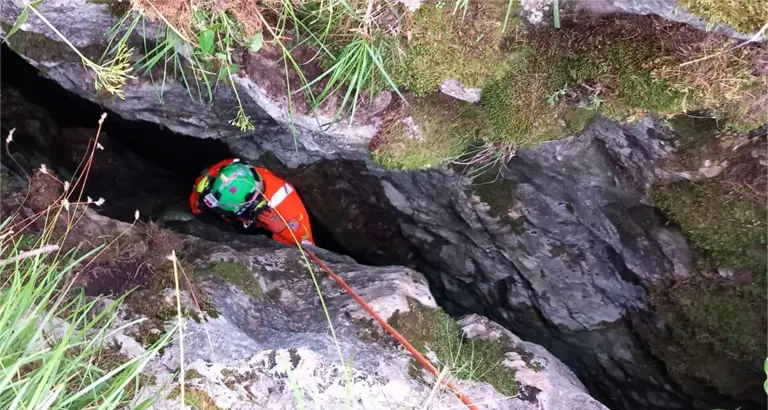 Papà e figlia di 10 anni cadono in una profonda cavità rocciosa: salvati dal soccorso alpino