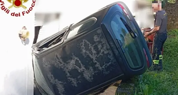 Valli del Pasubio, parcheggia senza tirare il freno e l'auto si schianta su una casa
