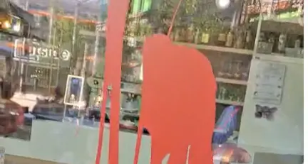 Vandali colpiscono l'Outside Bar alle Albere: vernice rossa su vetrate e tavolini
