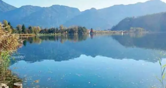 Levico, strada chiusa al traffico: protestano i pescatori rimasti senza via di accesso al lago