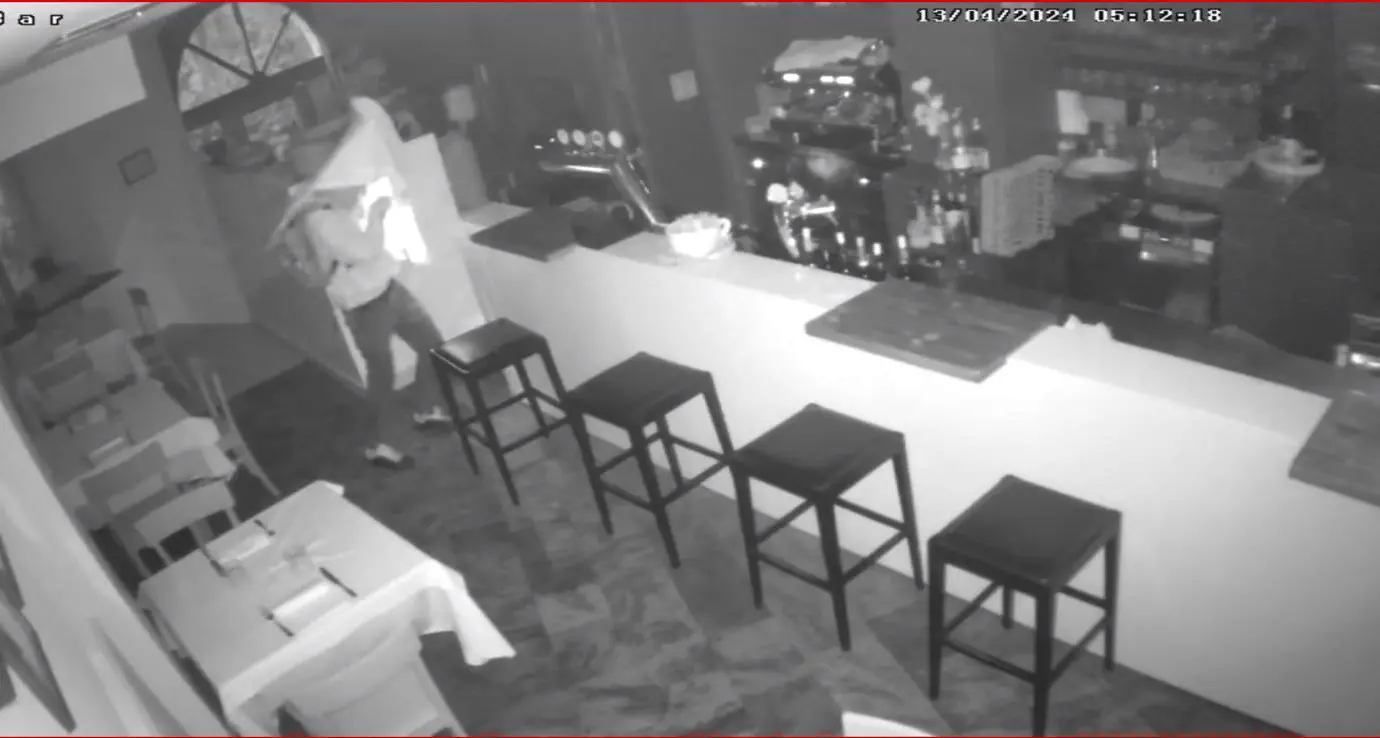Trento, ancora un furto nei locali: al ristorante Anfiteatro il ladro arriva in bici di notte