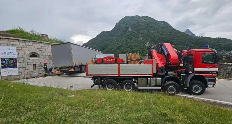 Tir imbocca la strada dei Forti e resta bloccato: traffico paralizzato e lavoro per i vigili del fuoco