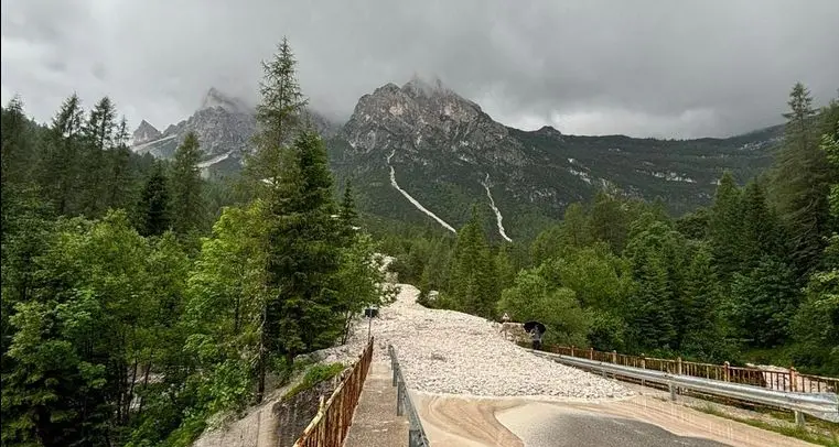 Dolomiti, frana gigantesca sul passo Duran: strada divorata dai detriti rocciosi