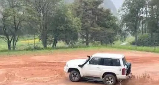 Monte Faè: vandali col fuoristrada devastano il campo da tamburello, i prati e varie strutture