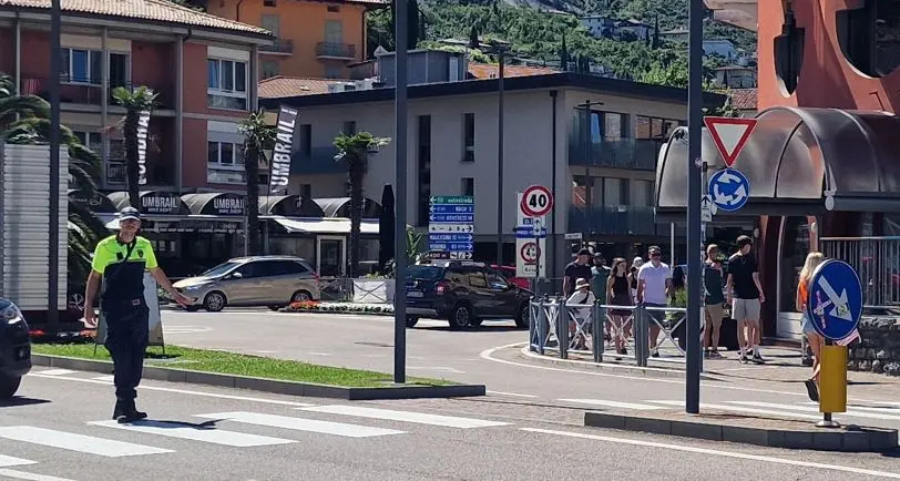 Torbole, donna urtata sulle strisce da un ciclista che poi non si ferma: lo raggiunge la polizia locale