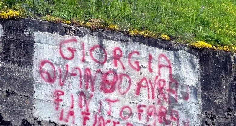 Castel Condino, scritta sul muro con minacce a Giorgia Meloni