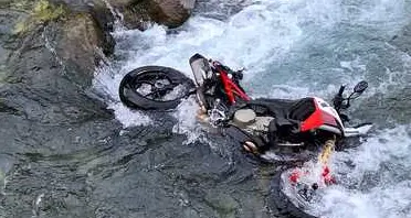Esce di strada con la moto e finisce nel torrente Avisio