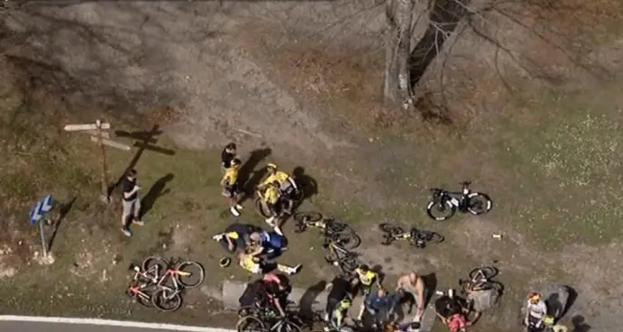 Nuova caduta di gruppo al Giro dei Paesi Baschi: frattura per Mikel Landa