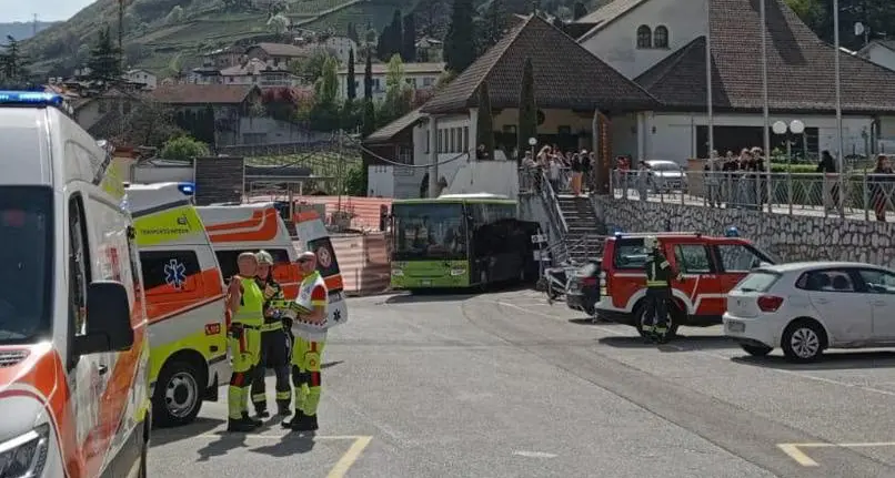 Termeno, paura sul bus di linea che finisce contro un muro: cinque feriti