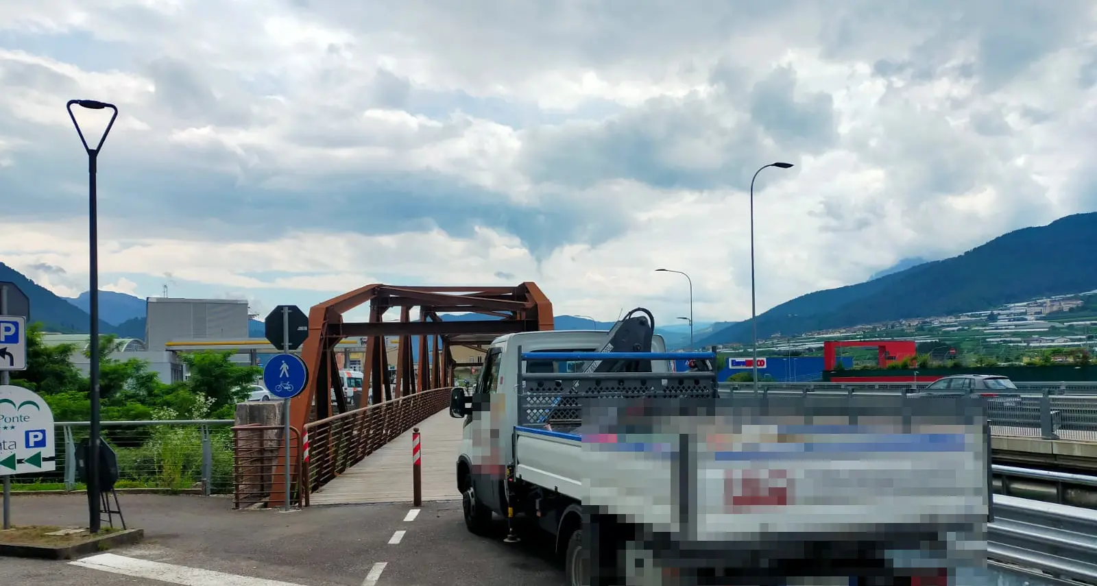 Passerella ciclopedonale sul Fersina: troppo spesso veicoli parcheggiati all'imbocco