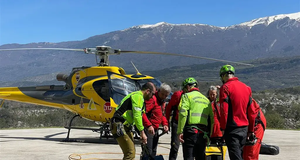 Base jumper precipita e muore sul monte Brento, difficile l'intervento di recupero