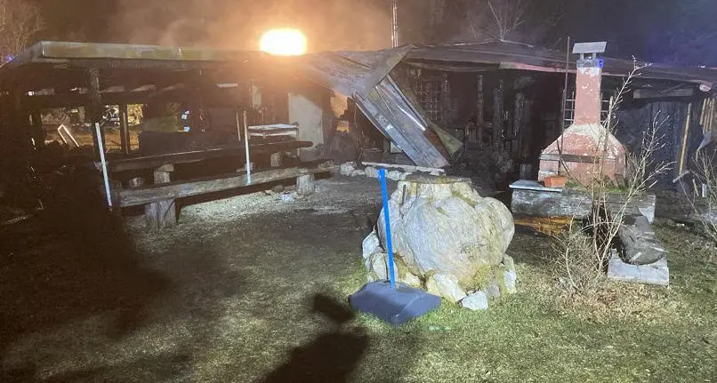 Rogo devasta una baita a Monterovere, gran lavoro per i vigili del fuoco