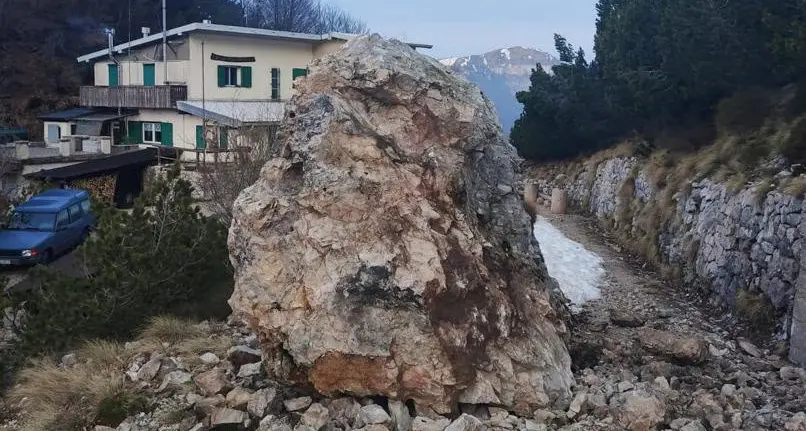 Un masso enorme si abbatte sulla strada forestale vicino al rifugio Pertica