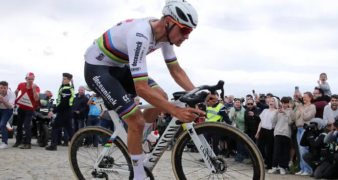 Storico Mathieu Van der Poel: trionfa anche alla Parigi-Roubaix