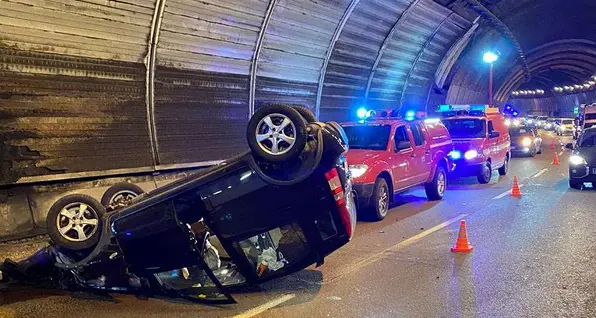 Trento, pauroso schianto in galleria sulla Gardesana: auto si ribalta, un ferito
