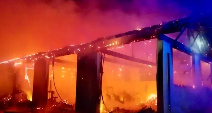 Due incendi nella notte: colpiti un centro di riciclaggio e un maso
