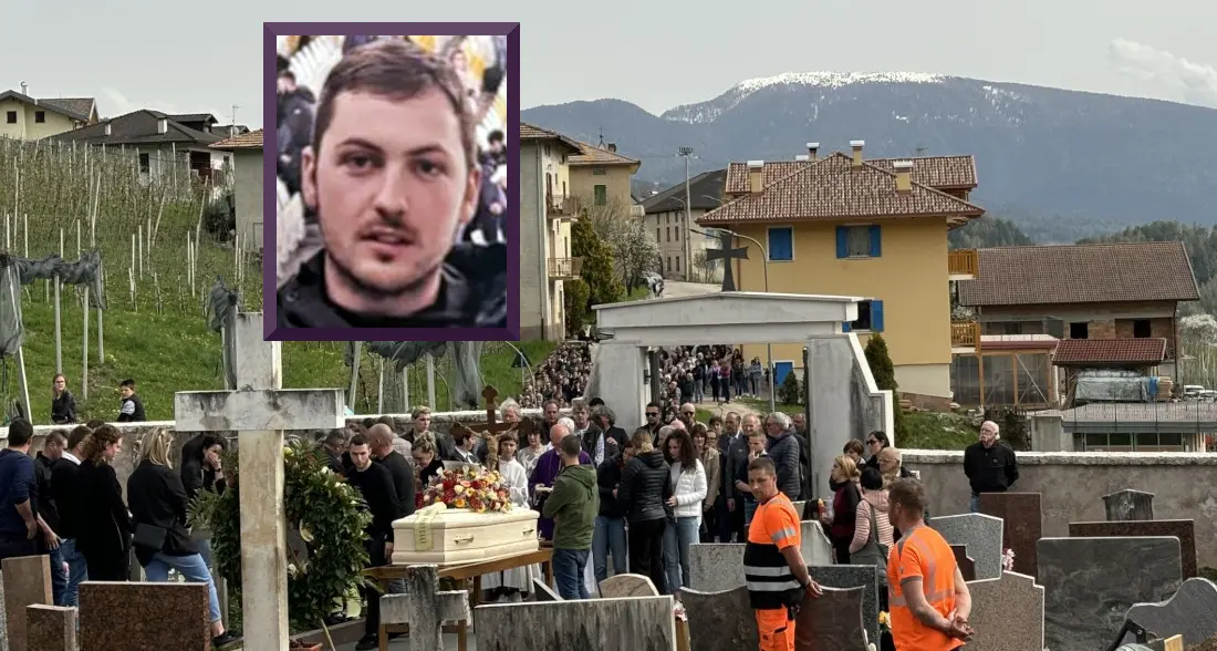 Una folla in lacrime per l'ultimo abbraccio a Mattia Ianes, morto a 23 anni