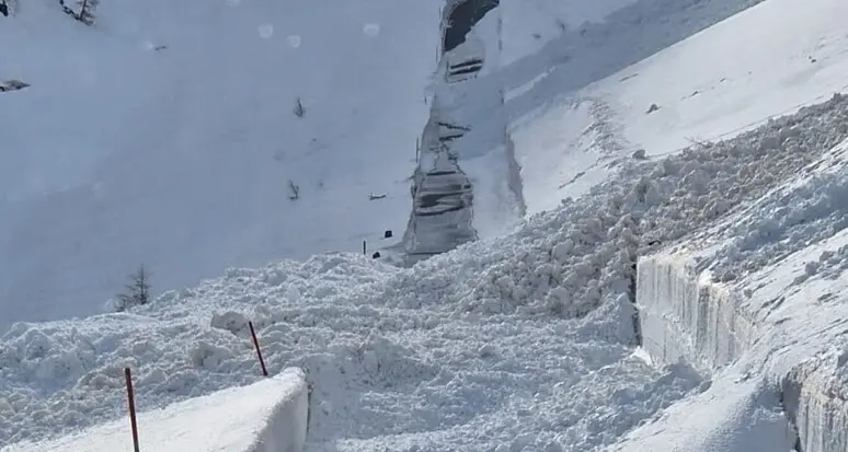 Valanga durante le operazioni di sgombero neve a passo Rombo