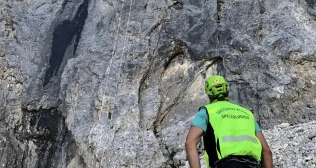 Brenta, scivola sulle rocce e sbatte la testa: alpinista soccorso con l'elicottero